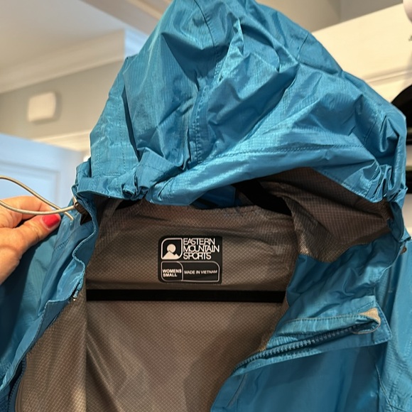 Blue EMS women’s Small System 3 Rain Jacket/Windbreaker - Picture 3 of 4